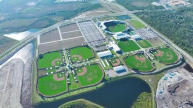 Florida kırsalındaki açık hava sahasında yeşil beyzbol sahası elması manzarası. Amerikan spor altyapısı.