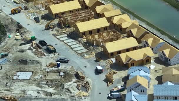 新開発郊外地域で建設中の木造住宅のトップビュー アメリカ郊外における住宅開発 米国の不動産市場 — ストック動画