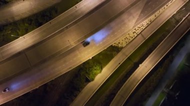 Tampa, Florida 'daki geniş otoyol kavşağının üstünde gece hızlı giden arabalarla. ABD ulaştırma altyapı kavramı.