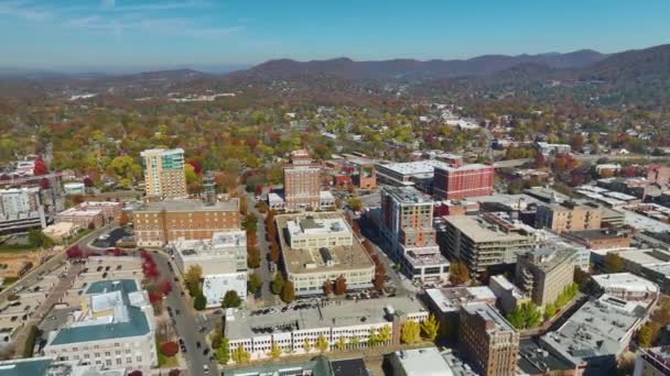 北卡罗来纳州Asheville市中心高楼丘陵的空中景观 — 图库视频影像