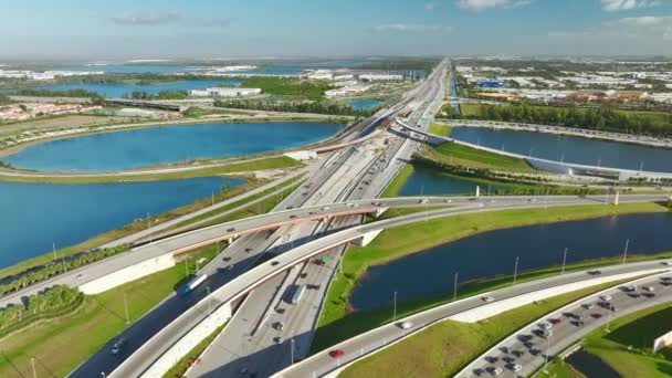 Légi Felvétel Forgalmas Amerikai Autópálya Útkereszteződésről Miamiban Floridában Közlekedési Infrastruktúra — Stock videók