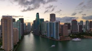 Miami Brickell 'in şehir merkezinin hava görüntüsü, Florida, ABD gün batımında. Modern Amerikan megapolis 'indeki yüksek ticari ve meskun gökdelen binaları.