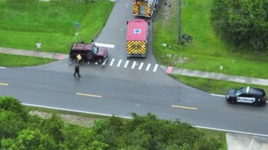 American Caddesi 'ndeki kaza yerine giden acil servis personeli ve araçların hava görüntüsü. ABD 'deki banliyö yolunda araba kazası kurbanlarına ilk yardım ekipleri.