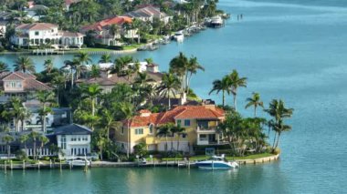 Sarasota, Florida 'daki Bird Key' deki yeşil palmiye ağaçları ve rıhtımlı yatlar arasındaki pahalı deniz manzaralı evler. ABD 'de birinci sınıf konut geliştirme.