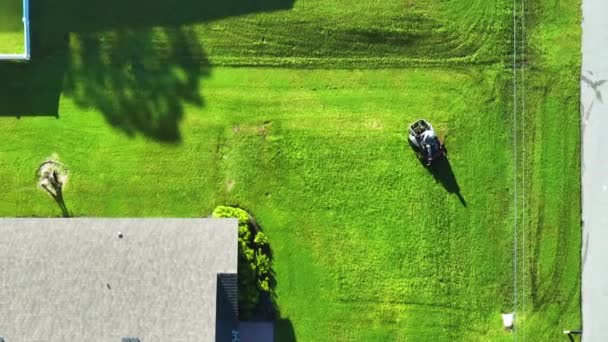 Flygfoto Man Arbetare Klippa Gräs Sommaren Med Professionell Gräsmatta Flyttfordon — Stockvideo