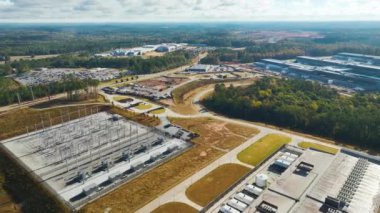 Endüstriyel ekipman üretimi ve dağıtımı için modern fabrika yapısının havadan görünüşü. Küresel endüstri kavramı.