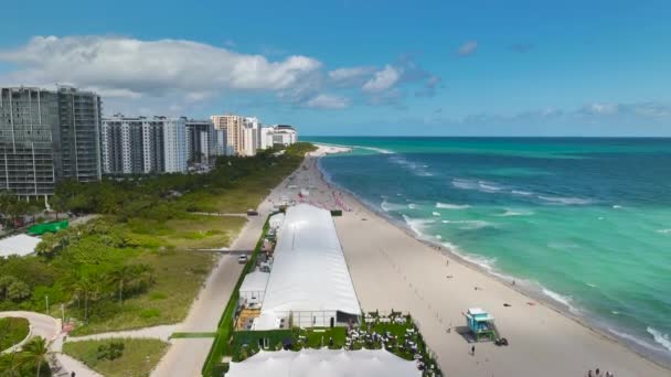 Luftaufnahme Der Sandigen Oberfläche Von South Beach Mit Touristen Die — Stockvideo