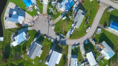 Florida yerleşim bölgesindeki Ian kasırgasından sonra ağır hasar görmüş mobil evler. Doğal afetin sonuçları..