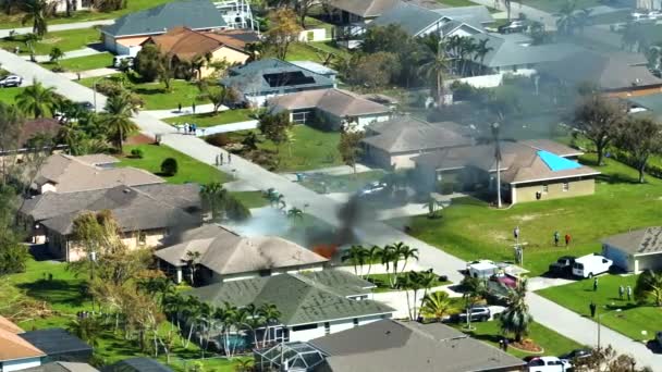 煙と炎で火災に住宅を燃焼し 短い回路火花がハリケーンイアンによって損傷した木製の屋根に火をつけた後 消防士はそれを消火します フロリダ地方の住宅災害 — ストック動画