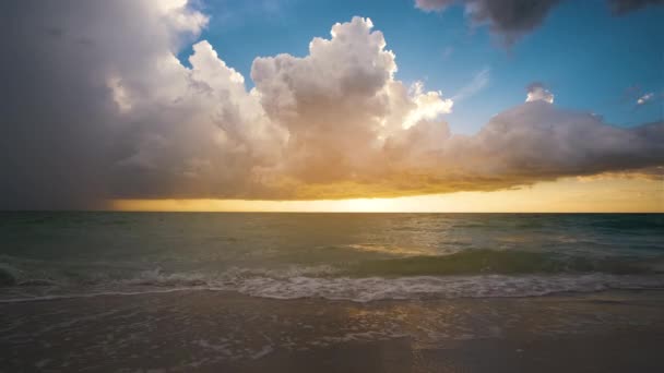 在沙滩上轻柔的黄昏海浪压碎的海洋景观 日落时美丽的海景 — 图库视频影像