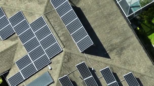 郊外の農村部できれいな生態系電気の生産のための太陽光パネルで覆われた屋根を持つ米国の普通の住宅 省エネのための自立住宅への投資の概念 — ストック動画