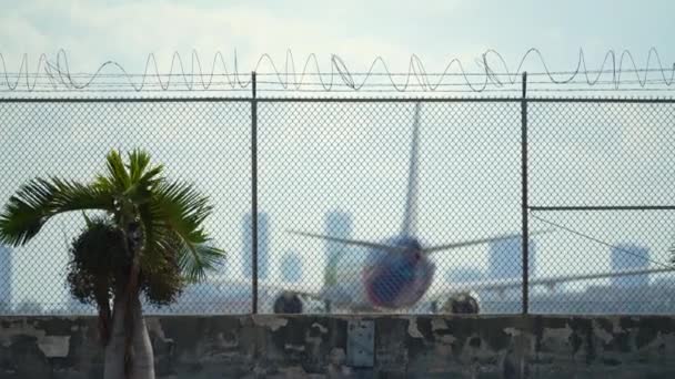 Ochrona Ogrodzenia Drutu Kolczastego Otaczającego Pas Startowy Lotniska Miami Jako — Wideo stockowe