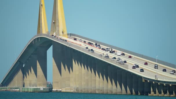 Sunshine Skyway Bridge Sopra Tampa Bay Florida Con Traffico Movimento — Video Stock