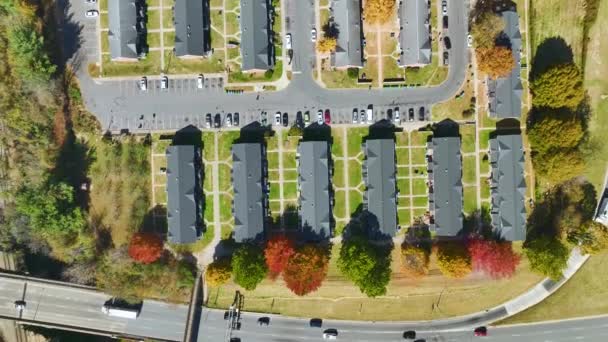 从楼上看Asheville郊区交通拥挤的高速公路附近的公寓公寓公寓 美国公寓楼是美国郊区房地产开发的范例 — 图库视频影像