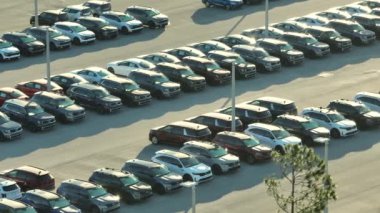 Satıcıların açık hava otoparkından bir sürü yeni araba satışa sunuluyor. Amerikan otomotiv endüstrisinin gelişimi kavramı.
