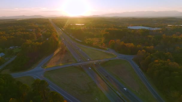 サウスカロライナ州の夕方の秋の森の間の速い移動トラフィックを持つ忙しいアメリカの高速道路の上からの眺め 州間輸送の概念 — ストック動画