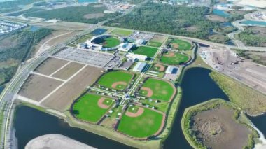 Florida kırsalındaki yeni beyzbol stadyumlarının manzarası. Florida kırsalında açık hava sahası. Amerikan spor altyapısı.