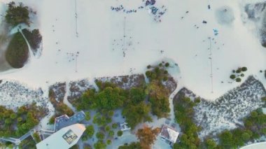 Siesta Key plajında, Sarasota, ABD 'deki beyaz kumlarla voleybol oynarken insanların yukarıdan görünüşü.