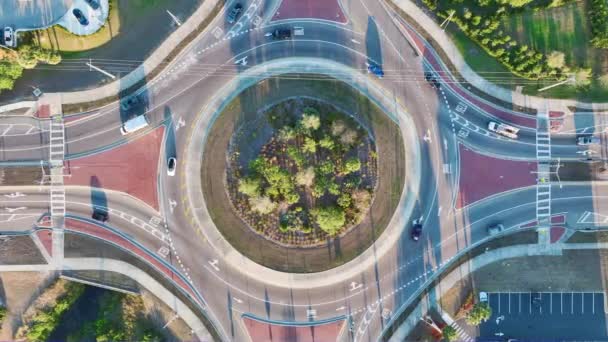 Pohled Shora Kruhovou Křižovatku Americké Městské Ulici Pohybujícími Dopravními Vozy — Stock video