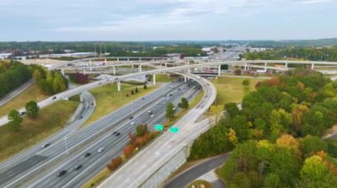 Amerikan otoyolunun hızlı giden araba ve kamyonlarla kesiştiği hava manzarası. ABD ulaştırma altyapı kavramı.