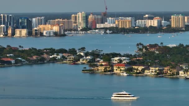Вид Воздуха Большую Роскошную Яхту Парусный Спорт Городе Сарасота Флориде — стоковое видео