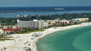 Sarasota, ABD 'deki ünlü Siesta Key plajının önündeki kiralık apartman binalarının hava manzarası. Sıcak Florida 'da popüler bir tatil yeri.