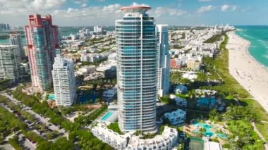 Güney Sahili mimarisinin havadan görünüşü. Yüksek lüks otelleri ve apartmanları olan Miami Beach City. Güney Florida, ABD 'deki turizm altyapısı.