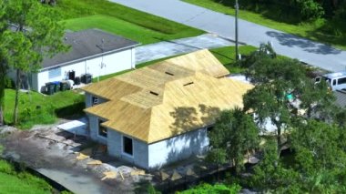 Florida 'nın sakin kırsal kesiminde ahşap çatı iskeleti olan banliyö özel evinin hava manzarası..