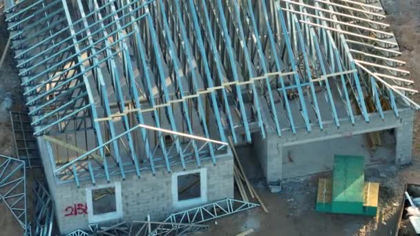フロリダ郊外の建設中の金属屋根フレーム構造と未完成の住宅の空中ビュー アメリカの住宅概念の発展 — ストック動画