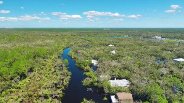 Florida yerleşim bölgesindeki Ian kasırgasından sonra evlerin etrafını su basmış. Doğal afetin sonuçları..