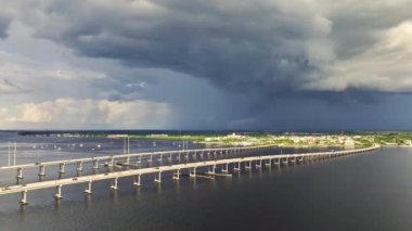 Şiddetli fırtına Punta Gorda ve Port Charlotte 'u Barış Nehri' ne bağlayan trafik köprüsüne yaklaşıyor. Florida 'da yağmur mevsiminde araba kullanmak için kötü hava koşulları.
