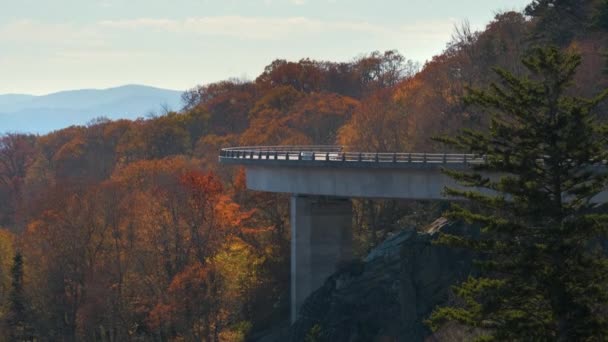 美国北卡罗来纳州蓝岭公园路 靠近鼓石 与林湾高架桥的山地秋天风景 在秋天的树林间的风景秀丽的路上开车 — 图库视频影像