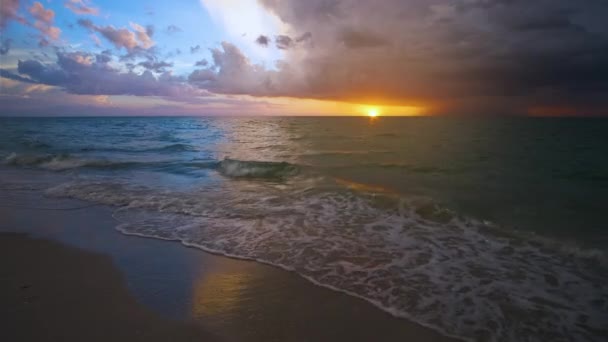 砂のビーチで粉砕柔らかい夜の海の波の上に雷雨の雲と海の風景 夕日の美しい海 — ストック動画