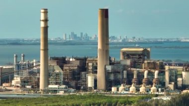 Termik santral, elektrik enerjisi üretimi için kömür fosili yakıtı yakıyor. Tampa, Florida yakınlarındaki Apollo Sahilindeki Big Bend Elektrik İstasyonu..