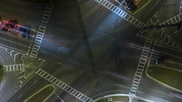 Вид Сверху Большого Многополосного Перекрестка Светофорами Движущимися Легковыми Грузовыми Автомобилями — стоковое видео