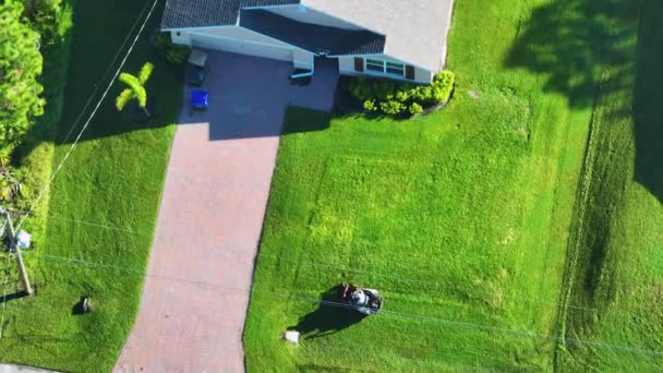 夏季用割草机割草的专业服务人员的头像 农村家庭后院的景观美化 — 图库视频影像