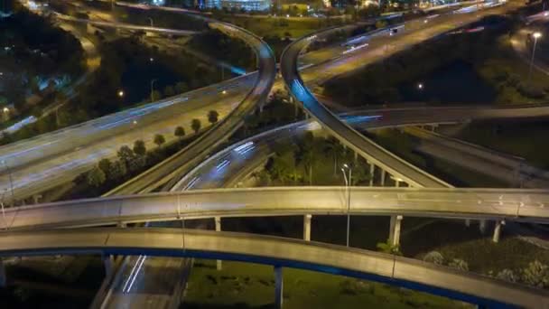 高速移動車やトラックで夜にフロリダ州マイアミのアメリカの大きな高速道路の交差点の上からご覧ください 米国の輸送インフラストラクチャのタイムラプスビデオ — ストック動画