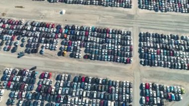 Kazadan sonra park halindeki ikinci el arabaların satışa hazır olduğu büyük otoparkın manzarası. Açık arttırma reseker şirketi tamir için ikinci el bozuk araçlar satıyor..