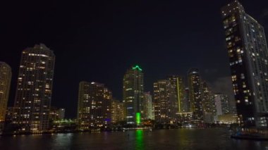 Florida, ABD 'nin Miami Brickell semtindeki yüksek gökdelen binalarının yukarıdan görüntüsü. Amerikan megapolis 'i ve geceleri finans bölgesi..