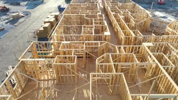 从上面看正在建造的带有木制房梁的未完工公寓框架 美国郊区住宅的开发 美国的房地产市场 — 图库视频影像
