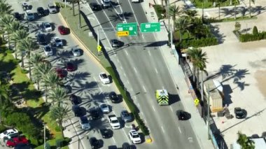 Miami şehir merkezinde yoğun trafik arasında sıkışık yolda giden bir ambulans aracının hava görüntüsü..