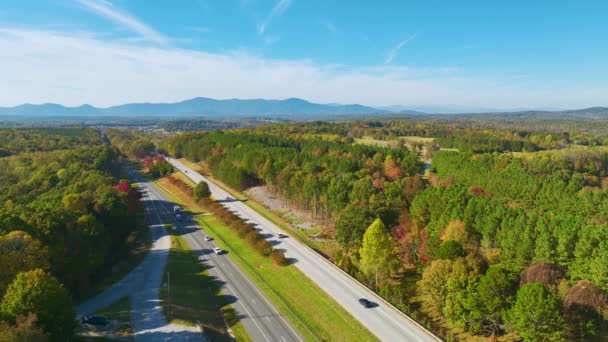高速移動トラフィックと忙しいアメリカの高速道路の空中ビュー 州間輸送の概念 — ストック動画