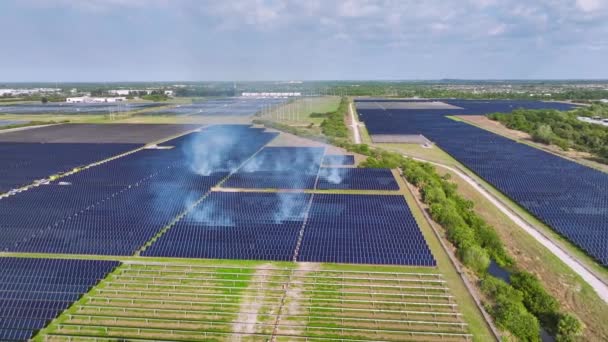 Vista Aérea Quema Incendios Una Gran Planta Energía Eléctrica Sostenible — Vídeos de Stock