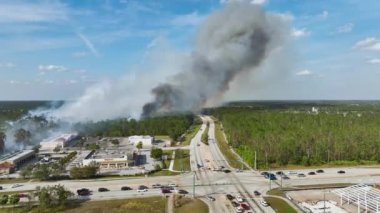 Florida 'nın kuzey liman şehrinde şiddetli yangınların hava manzarası. Orman ormanlarında kurak mevsimde yaşanan doğal afet..