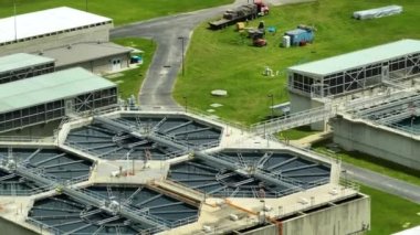 Şehrin atık su temizleme tesisindeki su arıtma fabrikasının havadan görüntüsü. İstenmeyen kimyasalların, askıya alınmış katı maddelerin ve gazların kirlenmiş sıvılardan çıkarılması süreci.