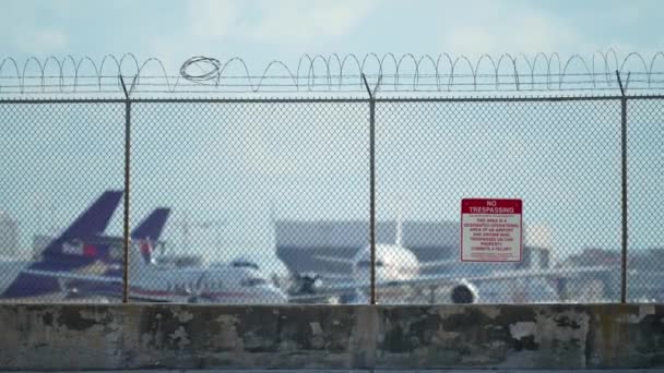 Recinzione Filo Spinato Che Circonda Pista Dell Aeroporto Miami Come — Video Stock