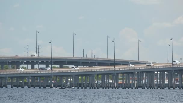 Barron Collier Bridge Und Gilchrist Bridge Florida Fließenden Verkehr Verkehrsinfrastruktur — Stockvideo