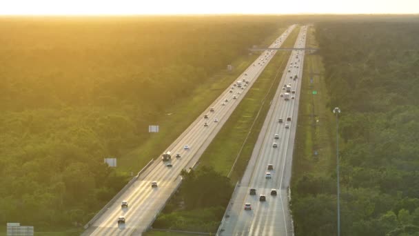 Vytížená Americká Dálnice Rychle Pohybující Dopravou Úsvitu Mezistátní Dopravní Systém — Stock video