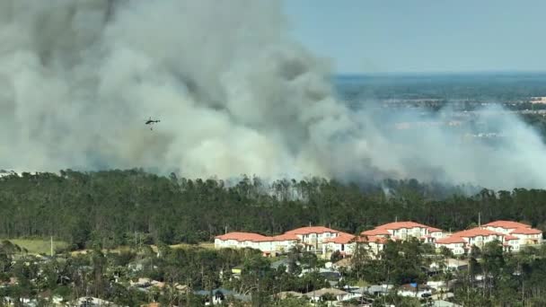 Helicóptero Serviço Emergência Extinguindo Incêndios Florestais Severamente North Port City — Vídeo de Stock