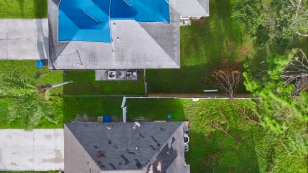 Furacão Ian Danificou Telhado Casa Coberto Com Lona Plástica Protetora — Vídeo de Stock